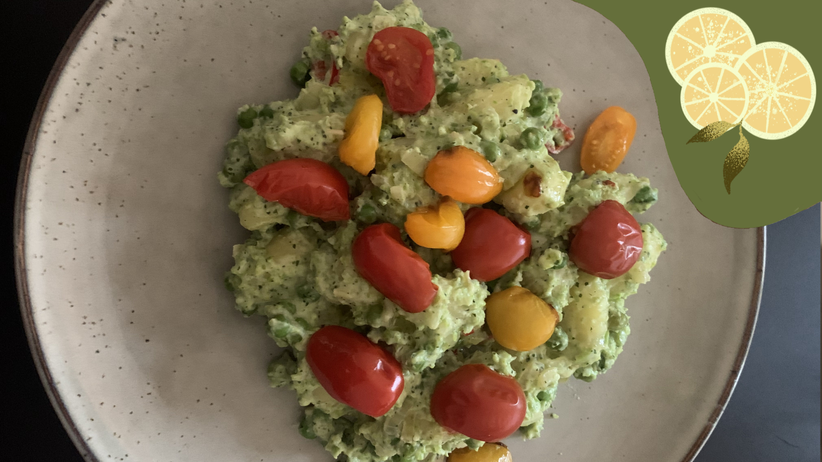 foto van gnocchi met doperwten en tomaten